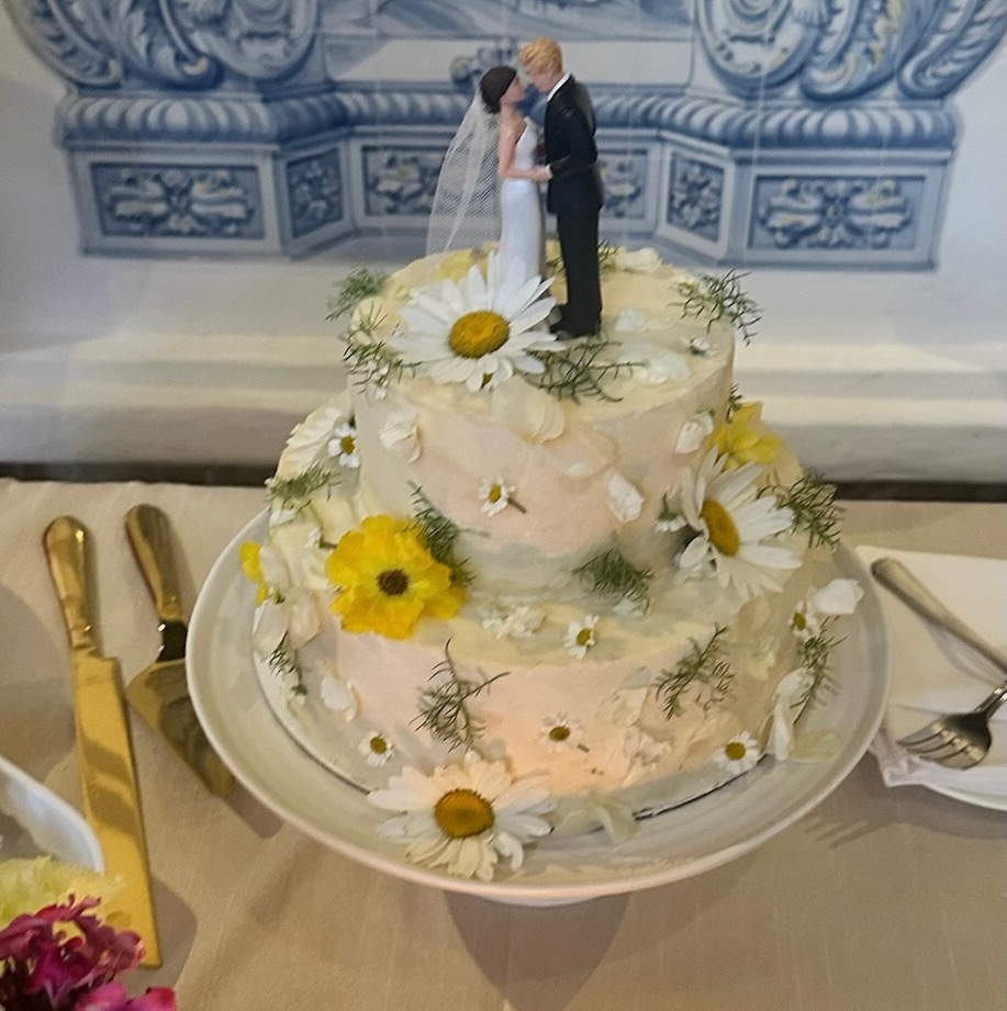 Elegant wedding cake with daisies and floral crown